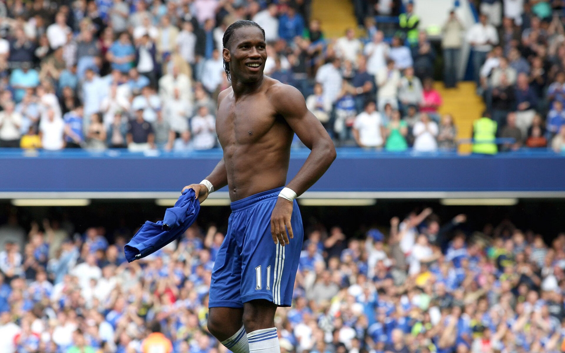 主力球员高强度对抗中保持技术动作稳定展现专业素养，防守球员主动对抗进攻球员