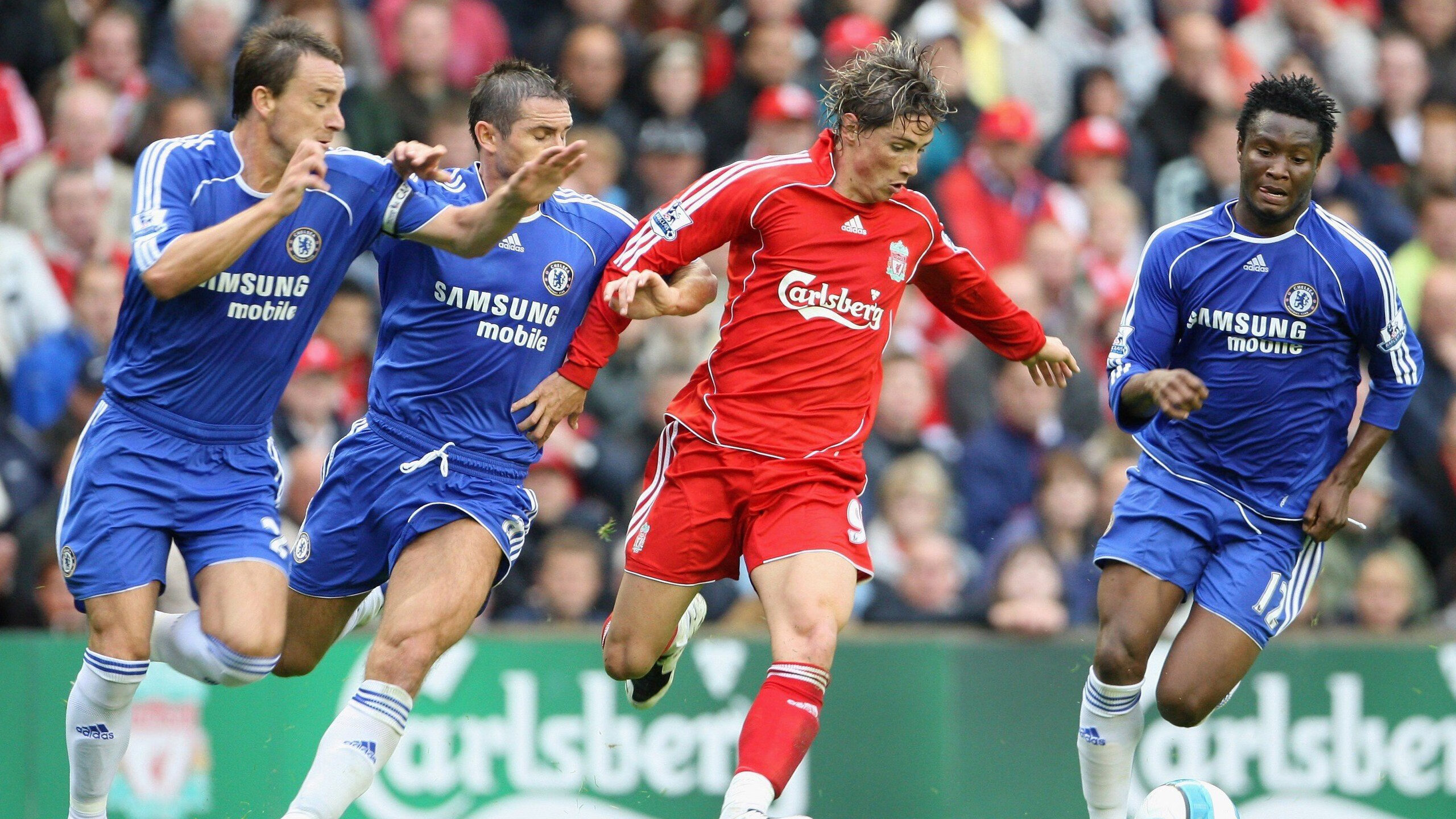 主力球员高强度对抗中保持技术动作稳定展现专业素养，防守球员主动对抗进攻球员